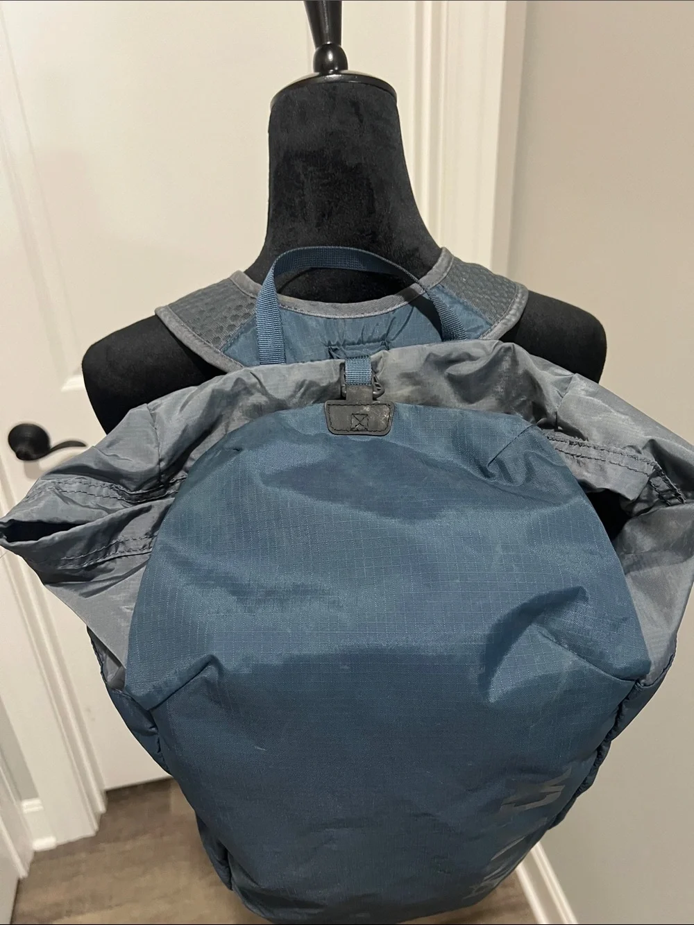 Vertx Men's Blue Lightweight Packable Backpack